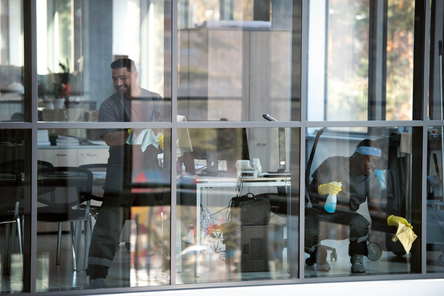 full-shot-smiley-man-cleaning-window (1)